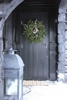 Χριστουγεννιάτικη διακόσμηση πρόσοψης σε στυλ χώρας