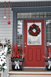 Χριστουγεννιάτικη διακόσμηση της πρόσοψης με κόκκινο χρώμα