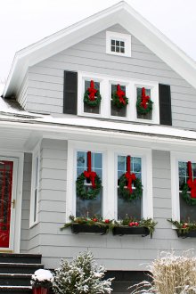 Χριστουγεννιάτικη διακόσμηση της πρόσοψης και των παραθύρων