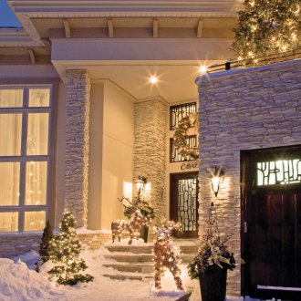 Χριστουγεννιάτικη διακόσμηση της πρόσοψης με τα ελάφια