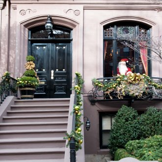 Χριστουγεννιάτικη διακόσμηση της πρόσοψης και των κιγκλιδωμάτων