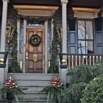 Χριστουγεννιάτικη διακόσμηση της πρόσοψης σε ρουστίκ στιλ