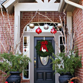 Χριστουγεννιάτικη διακόσμηση της πρόσοψης με μπάλες