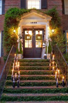 Χριστουγεννιάτικη διακόσμηση της πρόσοψης με κεριά