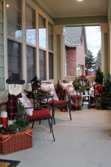 Χριστουγεννιάτικη διακόσμηση της πρόσοψης και της βεράντας