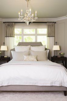 Design et smalt soverom i pastellfarger