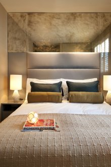 Smalt soverom design med speil