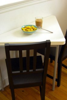 Πτυσσόμενο τριγωνικό τραπέζι