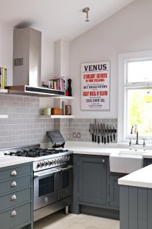 Κουζίνα 6 τ.μ. με κόκκινο ψυγείο