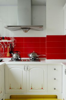 Κουζίνα 6 τμ με ζωγραφισμένα γραφεία