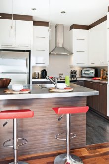 Κουζίνα 6 τ.μ. με μπαρ για πρωινό