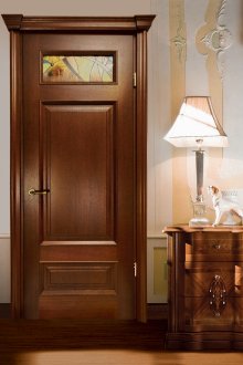 Καφέ ξύλινη πόρτα και σανίδα