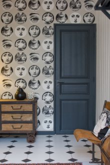 Τοίχος από τα υπολείμματα της ταπετσαρίας