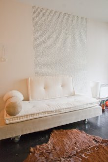 Τα λείψανα της ταπετσαρίας με γράμματα