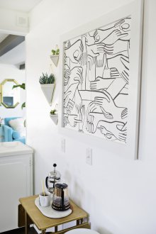 Ασπρόμαυρα υπολείμματα ταπετσαρίας στο εσωτερικό