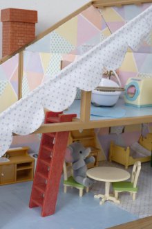 Χρησιμοποιώντας ταπετσαρία απομείνει για ένα κούκλα