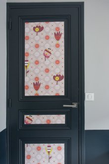 Διακόσμηση πόρτας με ταπετσαρία απομεινάρια