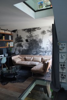 Τα ερείπια της ταπετσαρίας φωτογραφιών στο εσωτερικό