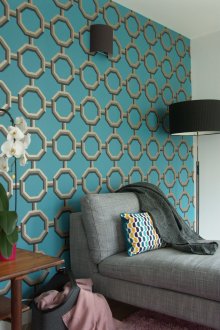 Τα υπολείμματα της μπλε ταπετσαρία στο εσωτερικό