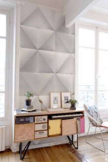 Τα υπολείμματα της ταπετσαρίας στο εσωτερικό του καθιστικού