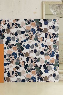 Τα υπολείμματα της ταπετσαρίας στο εσωτερικό