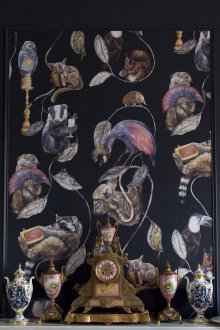 Τα υπολείμματα της ταπετσαρίας με μια εκτύπωση στο εσωτερικό