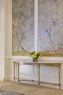 Τα υπόλοιπα ταπετσαρίας στο εσωτερικό