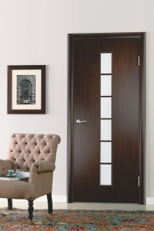 Σκούρο καφέ πόρτα σε φωτεινό δωμάτιο