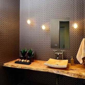 Τα υπολείμματα της ταπετσαρίας με ένα μοτίβο στο μπάνιο