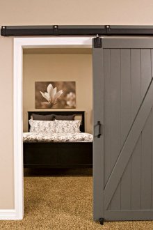 Γκρι ξύλινη κρεβατοκάμαρα υπνοδωματίου