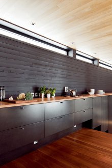 Κουζίνα χωρίς κρεμαστά ντουλάπια στο σπίτι