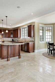 Μεγάλη κουζίνα σε ιδιωτικό σπίτι