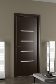 Σκούρο πόρτα στο εσωτερικό του δωματίου σε γκρι τόνους