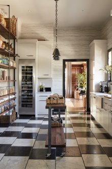 Κουζίνα με ράφια σε ιδιωτικό σπίτι