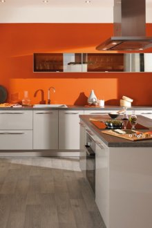 Γκρίζα κουζίνα σε ιδιωτικό σπίτι