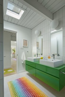 Phòng tắm màu trắng với điểm nhấn tươi sáng