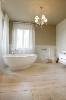 Λευκό μπεζ μπάνιο