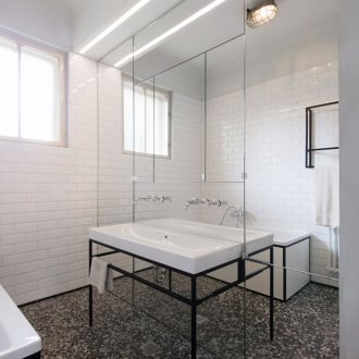 Λευκό μπάνιο με μαύρο πάτωμα