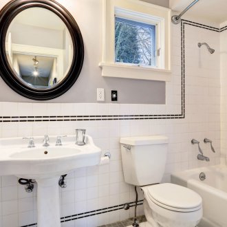 Ρετρό ασπρόμαυρο μπάνιο