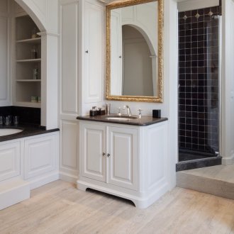 Λευκό μπάνιο με μαύρο πάγκο