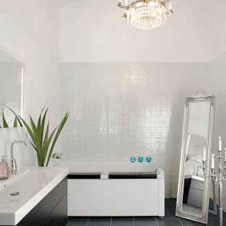 Λευκό μπάνιο με έπιπλα wenge