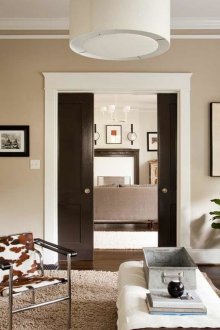 Συρόμενες ξύλινες πόρτες στο διαμέρισμα