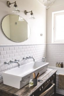 Λευκό μπάνιο με ξύλο