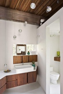 Λευκό μπάνιο με ξύλινα έπιπλα