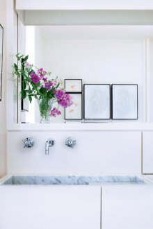 Λευκό εσωτερικό μπάνιο