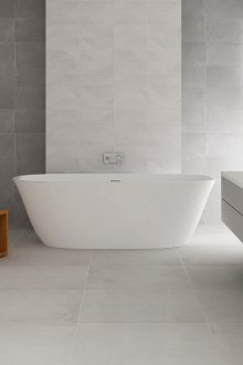 Λευκό μπάνιο με κεραμοσκεπή από πορσελάνη