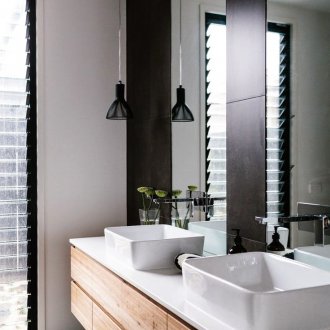 Λευκή σοφίτα μπάνιο