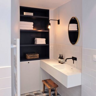 Το λευκό μπάνιο είναι μικρό