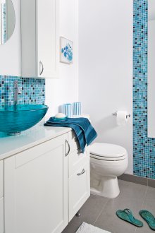 Λευκό μπάνιο με μωσαϊκό