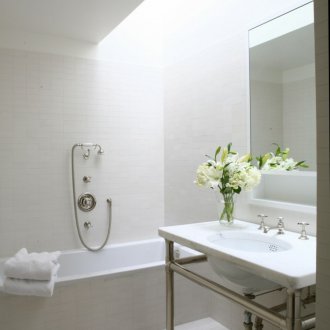 Λευκό μπάνιο με κεραμίδια